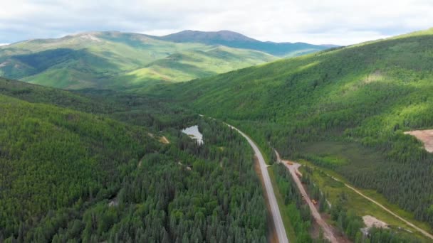 Drone Video Dolly Shot Mountains Chena Hot Springs Road Enentrance — 图库视频影像