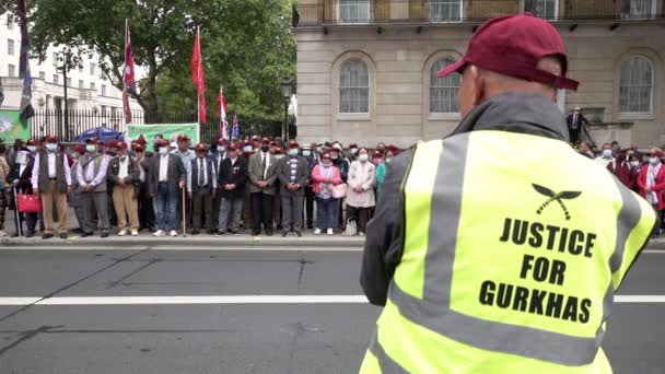 Seorang Pria Mengenakan Justice Ghurkas Tabard Berdiri Berhadapan Dengan Veteran — Stok Video