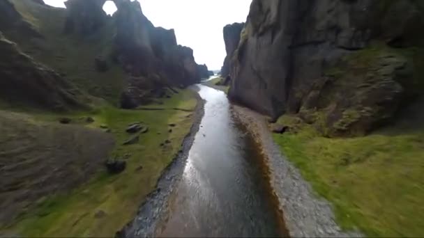 Niewielka Wysokość Lotu Drona Fpv Nad Rzeką Przepływającą Przez Kanion — Wideo stockowe