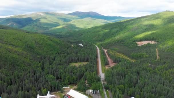 Drone Video Speed Dolly Shot Gór Wzdłuż Chena Hot Springs — Wideo stockowe