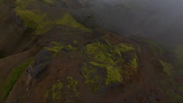 Fpv Drone Nabijheid Vliegen Neer Een Bergrug Ijsland — Stockvideo