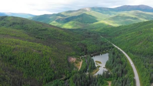 Drone Video Disparo Camión Velocidad Las Montañas Largo Chena Hot — Vídeos de Stock