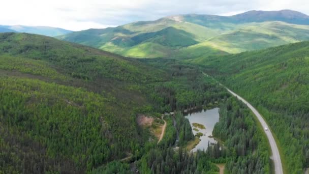 Drone Video Szybka Ciężarówka Strzał Gór Wzdłuż Chena Hot Springs — Wideo stockowe