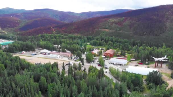 Drone Video Dolly Shot Chena Hot Springs Resort Cerca Fairbanks — Vídeos de Stock
