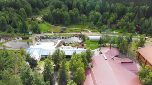 4K Drone Video Chena Hot Springs Resort v blízkosti Fairbanks, Aljaška v létě