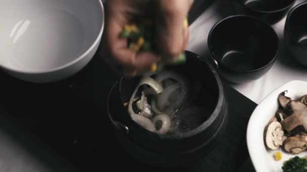 Mujer Lanzando Verduras Una Olla — Vídeo de stock