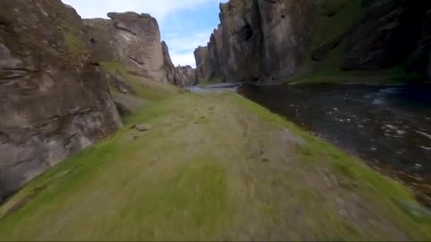 Fpv Drone Vlucht Door Een Canyon Ijsland — Stockvideo