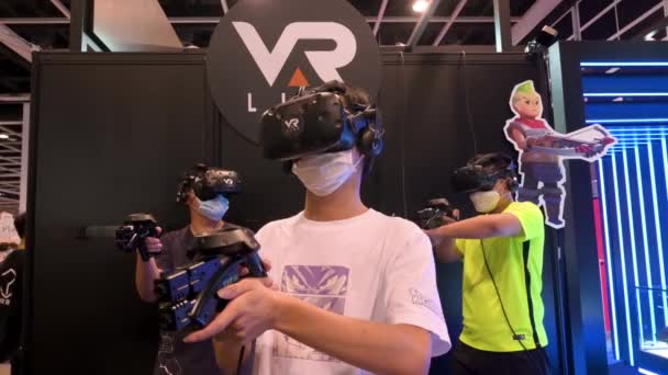 在香港举行的 模拟与游戏 展览期间 访客可玩虚拟现实游戏 — 图库视频影像