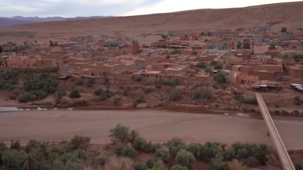 モロッコのAit Ben Haddou Kasbahの上からのオアシスと谷の景色 Pan Left — ストック動画