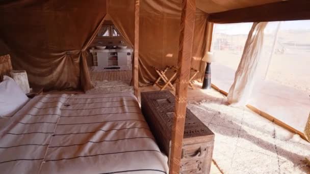 Pierwsze Zwiedzanie Pokoju Luksusowym Namiocie Berber Pustyni Glamping Pov Shot — Wideo stockowe