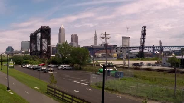 Cleveland Sentrum Ohio Fra Wendy Park Whiskey Island Metropark Bridge – stockvideo