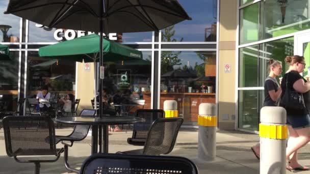 Eine Seite Der Menschen Die Einem Sonnigen Tag Starbucks Kaffee — Stockvideo