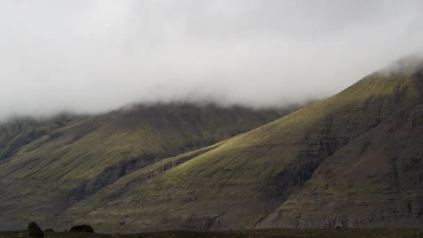 アイスランドのFjallsrln 過酷な森林地帯の山脈を覆う劇的な低レベルの雲 — ストック動画