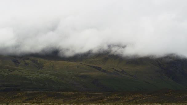 低洼地区的云彩覆盖了冰岛法尔斯林高地的山峰 产生了巨大的电影效果 — 图库视频影像