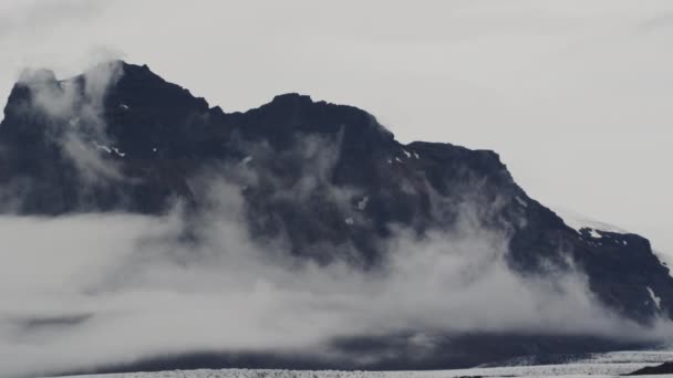 Colpo Epico Cinematografico Catene Montuose Vulcaniche Ricoperte Nubi Islanda — Video Stock