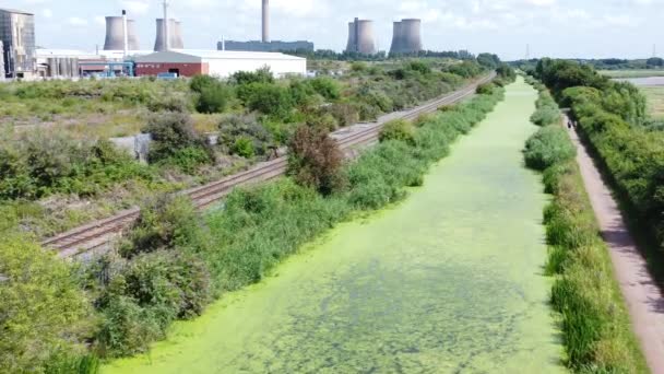 Groene Algen Bedekt Kanaal Waterweg Leidt Tot Elektriciteitscentrale Industrie Drone — Stockvideo