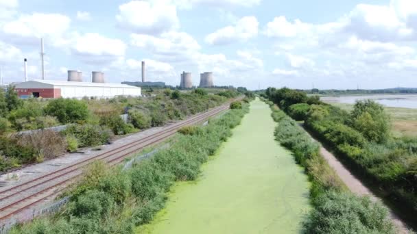 Groene Algen Bedekt Kanaal Waterweg Leidt Tot Elektriciteitscentrale Industrie Drone — Stockvideo