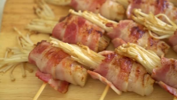 Bacon Avvolto Golden Needle Spiedini Fungo — Video Stock