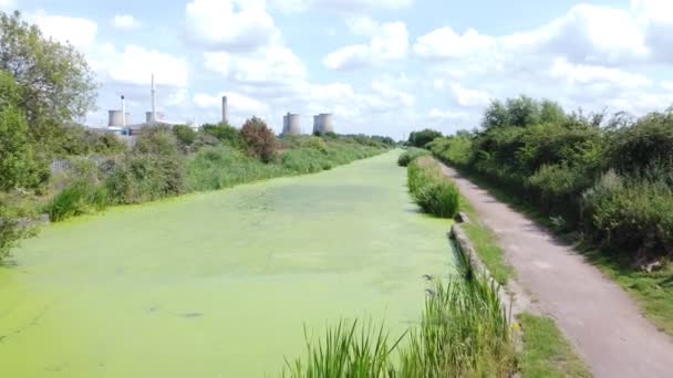 Grünalgen Bedeckten Kanal Wasserstraße Die Kraftwerk Industrie Luftaufnahme Drohne Niedrig — Stockvideo