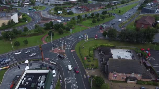 忙しい英国のショッピング駐車場の上の空中ビュー左上の軌道上のトラフィックショップ — ストック動画