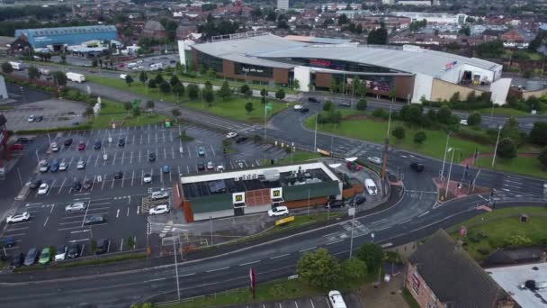 在繁忙的英国购物 零售停车场 交通商店的上空 空中景观转得很慢 — 图库视频影像