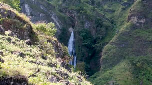 Enorme Cascada Dokomali Las Montañas Remotas Escarpadas Del Distrito Ainaro — Vídeo de stock