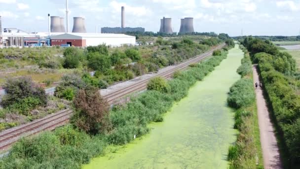 Grünalgen Bedeckte Kanalwasserstraße Die Kraftwerksindustrie Führt Luftaufnahme Drohne Ansicht Steigender — Stockvideo