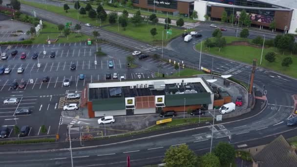 在繁忙的英国购物商场 停车场 交通商店的空中景观 — 图库视频影像