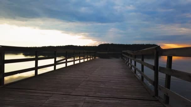 サンセット時の湖と木製の桟橋 キャッチコピーは Slow Forward ポーランドカシュビアのWdzydze湖 — ストック動画