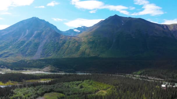 Drone Video Van Prachtige Bergketen Boven Chulitna River Buurt Van — Stockvideo