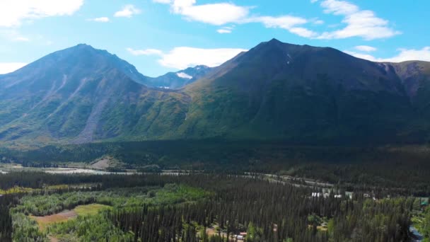 Drone Video Beautiful Mountain Range Nad Rzeką Chulitną Pobliżu Denali — Wideo stockowe