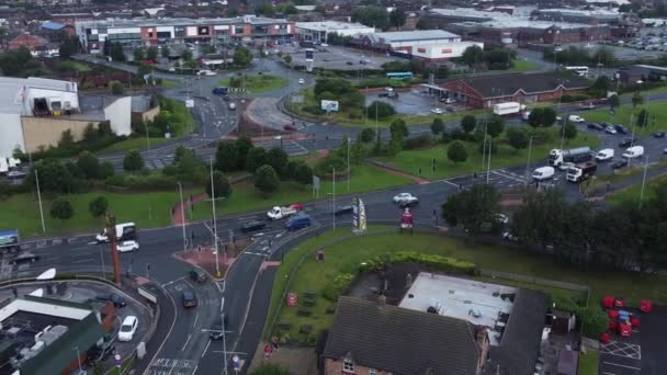 在繁忙的英国购物 零售停车场 商店等地的空中景观 正好在交通之上 — 图库视频影像