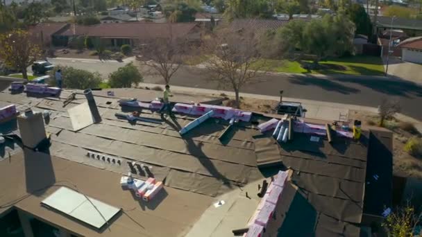 Contratistas Techos Trabajando Rood Phoenix Arizona Drone Video — Vídeo de stock