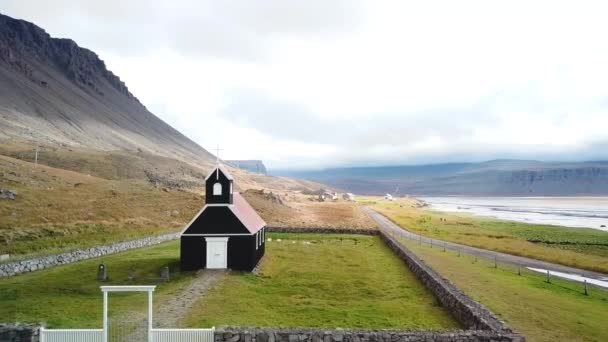 Piękny Film Saurbaejarkirkja Czarny Kościół Zachodnich Fiordach Islandii Antena Mija — Wideo stockowe