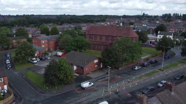 Suburban Neighbourhood Residentiële Britse Woningen Landgoed Woningen Luchtfoto Langzame Afdaling — Stockvideo