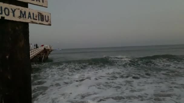 Onde Crash Contro Malibu Spiaggia — Video Stock