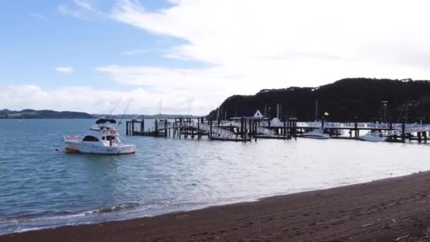 Historische Russell Township Met Prachtig Uitzicht Oceaan Boten Afgemeerd Fijne — Stockvideo