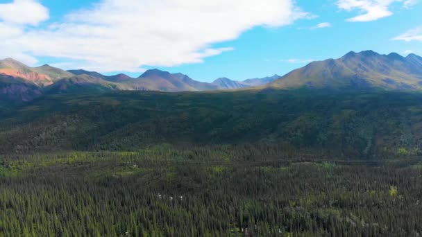 Drone Video Vackra Bergskedjan Nära Denali Nationalpark Och Reservat Sommaren — Stockvideo