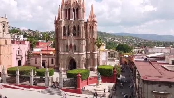 背景には当時の典型的な複数の建物とメキシコの魔法の町があり — ストック動画