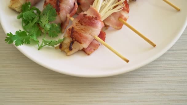 Bacon Avvolto Golden Needle Spiedini Fungo — Video Stock