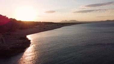 Begur, Girona, İspanya 'da Güzel Yaz Günbatımında Sakin Deniz' le Platja de Illa Roja. - Hava.