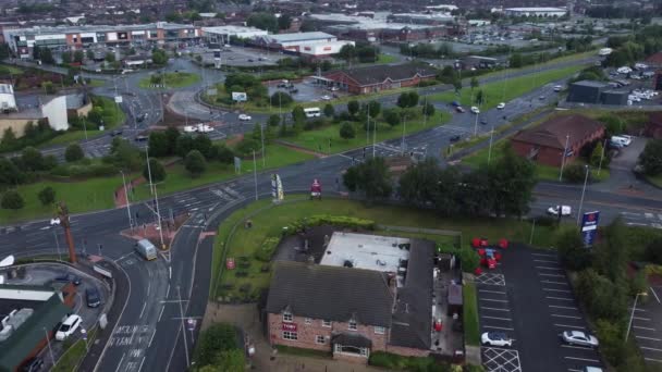 Vue Aérienne Dessus Boutiques Britanniques Achalandées Parking Magasins Trafic Orbite — Video