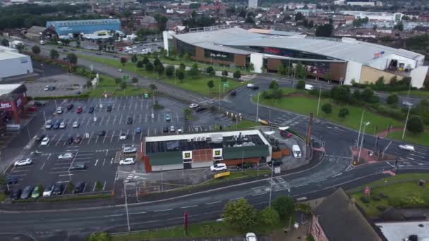 Luchtfoto Boven Drukke Britse Winkelcentra Parkeergarage Winkels Langzaam Inzoomen — Stockvideo