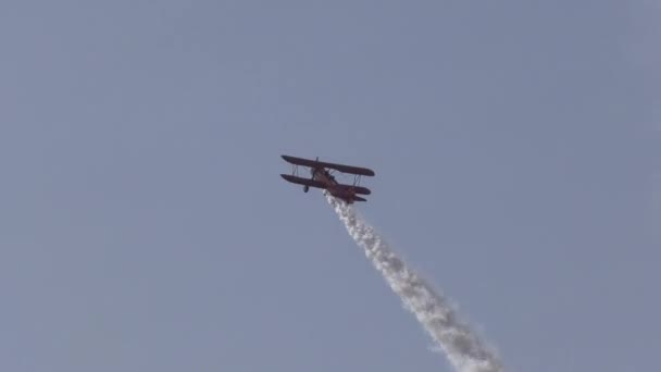 Avion Faisant Des Acrobaties Aériennes — Video