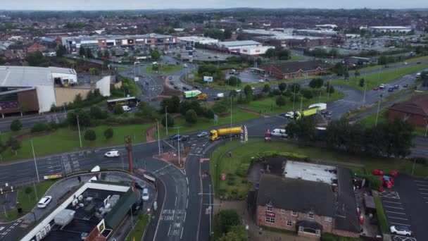 在繁忙的英国郊区购物商场 停车场 交通商店的空中景观 — 图库视频影像