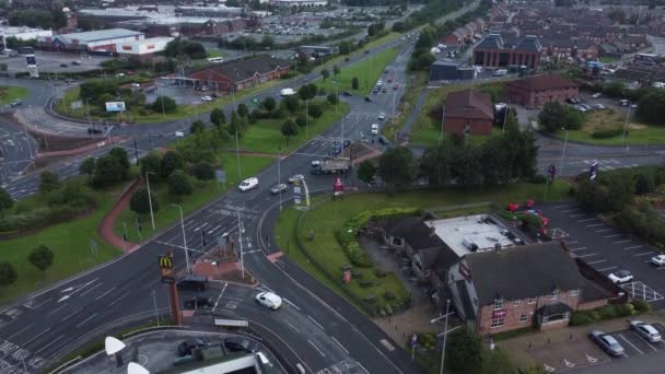 Luchtfoto Boven Druk Brits Winkelen Detailhandel Parkeergarage Winkels Langzaam Onthullen — Stockvideo