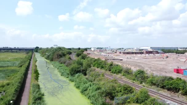 住宅開発掘削サイト空中ドローンのパンニング右ビューと一緒に牧歌的な緑の藻類覆われた運河 — ストック動画