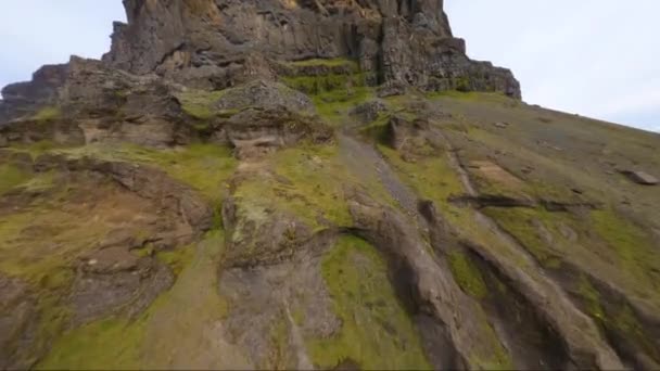 Pesawat Nirawak Fpv Terbang Menuju Gunung Baja Islandia — Stok Video