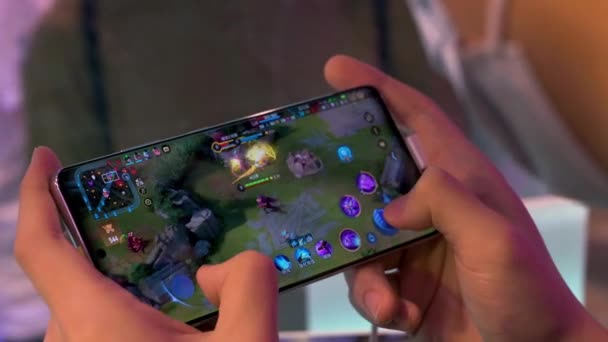 Visitatore Gioca Videogiochi Uno Smartphone Durante Evento Espositivo Anicom Games — Video Stock