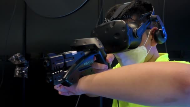 Een Bezoeker Gebruikt Een Virtual Reality Headset Pistool Tijdens Het — Stockvideo